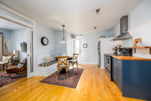 Downtown 1Bd+Den Breezy Black House Attic Get-Away